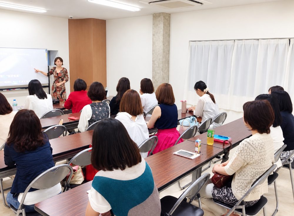 講座で生徒さんに教える伊藤ひろみ